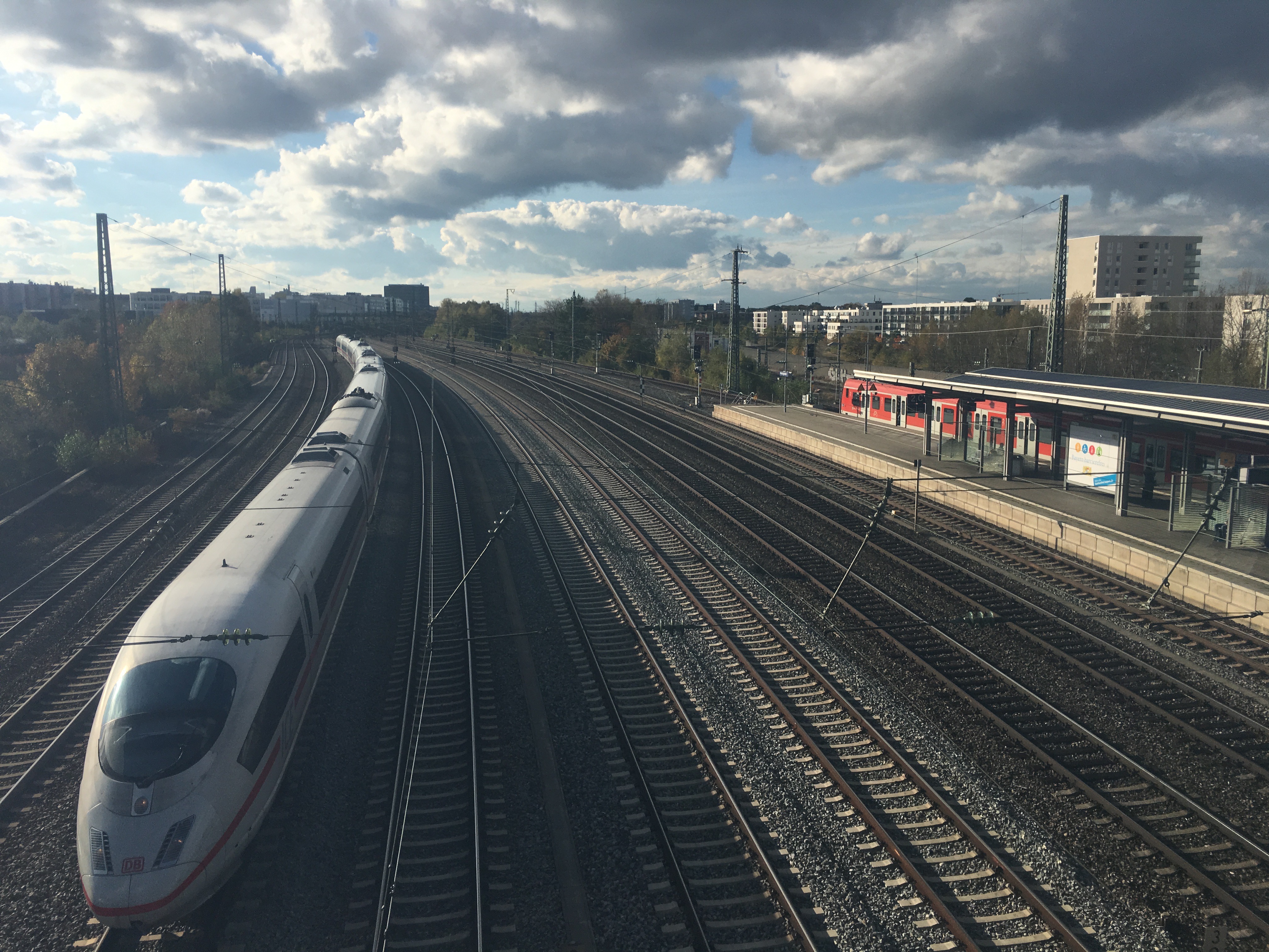 An ICE train approaching München Hauptbahnhof